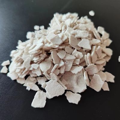 Elfenbeinfarbene Flocken-Calciumchlorid-Chemikalie 74% für den schmelzenden und trocknenden Schnee