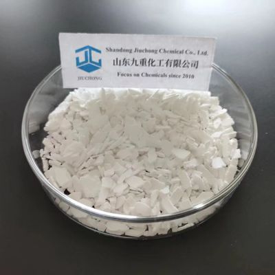 Schnee schmelzende Schneeflocken mit Calciumchlorid-Entfeuchtungsmaterial